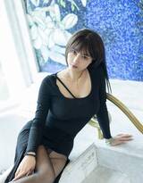 黑人巨大进入娇小美女,高个黑人与娇小美女夜店奇遇 引发社会对差异与和谐的深思-2